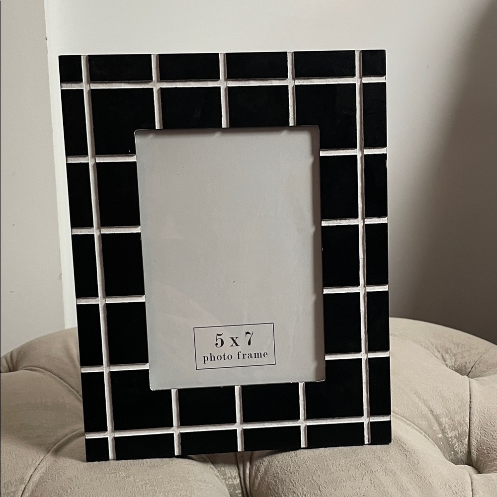 Black and White Grid Photo Frame
